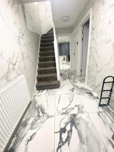 THE ROYAL BOUTIQUE MAYFAIR LODGE bY LONDON , SLEEP 8