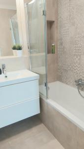 Apartmán AZIZI, private parking garage free, 5 min peso do centra