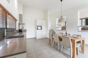 Villa 48 – Soft Sands | By the beach with views over the water