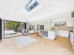 3000 SqFt Riverside Home Hot Tub & Mooring