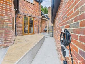 3000 SqFt Riverside Home Hot Tub & Mooring