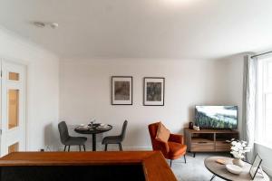 Lovely 1 Bed Harbour-side Apartment - Sea Views