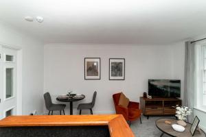 Lovely 1 Bed Harbour-side Apartment - Sea Views