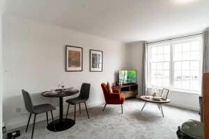 Lovely 1 Bed Harbour-side Apartment - Sea Views