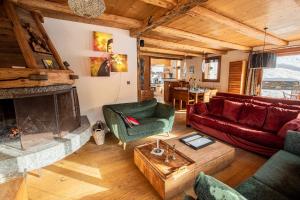 Chalet le Cairn - unique ski-in ski-out location! Outside Hot tube