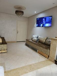 Apartment hay Almatar, chari3 80