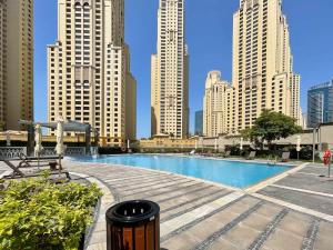 Free housekeeping visits during your stay - StayShort - Dubai Marina 1 bed sleeps 2 with Swimming Pool