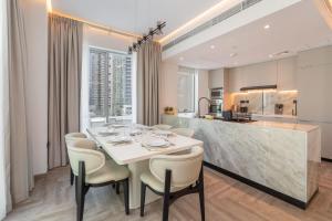 Free housekeeping visits during your stay - StayShort - Dubai Marina 1 bed sleeps 2 with Swimming Pool