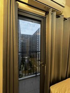 Cozy MOA Condo Perfect for 2