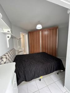 Apartamento familiar com dois quartos, ambientes climatizados, próximo a Roda Gigante de BC