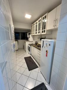 Apartamento familiar com dois quartos, ambientes climatizados, próximo a Roda Gigante de BC