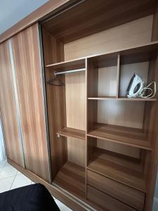 Apartamento familiar com dois quartos, ambientes climatizados, próximo a Roda Gigante de BC