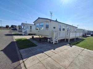 3-Bed Caravan Sleeps 8 Pool & Beach