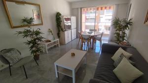 Beautiful 2 bedroom apartment Port - 5 min to beaches