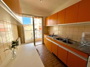 Beautiful 2 bedroom apartment Port - 5 min to beaches