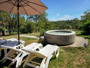 RentiGo Villa Nera with Pool Jacuzzi and BBQ for 6 Guests