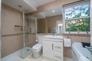 3 Bedroom Maida Vale Flat With Parking