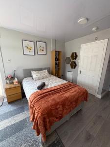 Spacious en-suite bedroom with free parking