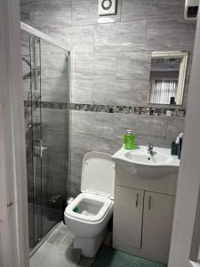 Spacious en-suite bedroom with free parking