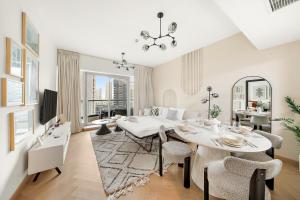 Stylish 1BR in Dubai Marina with Balcony, Pool & Walk to Beach