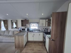 3-Bed Caravan - Sleeps 8 - Pool
