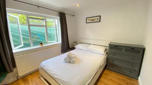 Spacious 1 Bedroom near central London Kings Cross walking to Arnos Grove Tube, Alexandra Palace, Euston