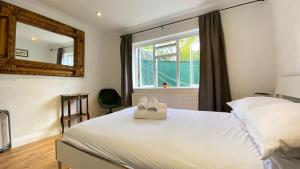 Spacious 1 Bedroom near central London Kings Cross walking to Arnos Grove Tube, Alexandra Palace, Euston