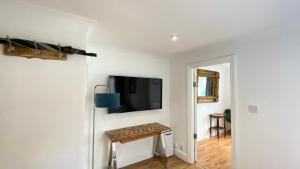 Spacious 1 Bedroom near central London Kings Cross walking to Arnos Grove Tube, Alexandra Palace, Euston