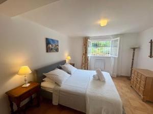 Charmant T2 avec terrasse, piscine et jardin
