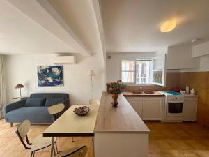 Charmant T2 avec terrasse, piscine et jardin