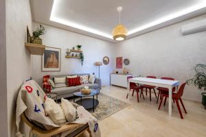 Quiet 2-Bedroom Apartment with Pool & Balcony