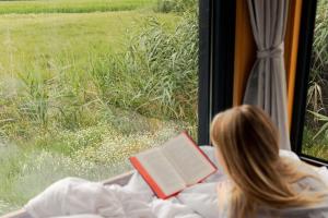 Offgrid Cabin am See in Brandenburg Tiny House Natururlaub bei Berlin