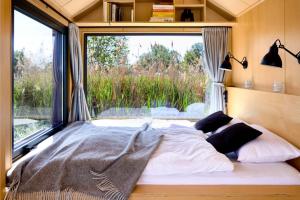 Offgrid Cabin am See in Brandenburg Tiny House Natururlaub bei Berlin