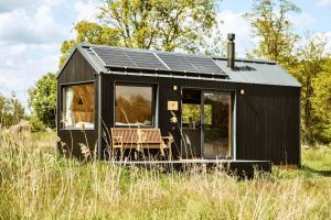 Offgrid Cabin am See in Brandenburg Tiny House Natururlaub bei Berlin