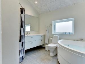 Holiday Home Hwithoveth - 1-4km from the sea by Interhome