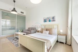 Chic Waterfront Location with Direct Metro Access and a Glimpse of Ain Dubai, Lake City Tower, Jumeirah Lake Towers by Deluxe Holiday Homes