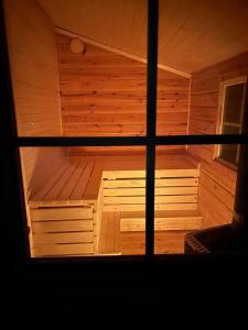 Log Cabin with hot-tub & Sauna, secluded location