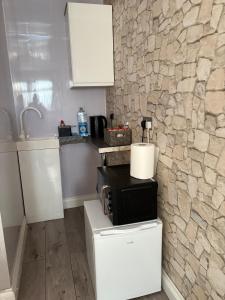 Spacious en-suite bedroom with free parking