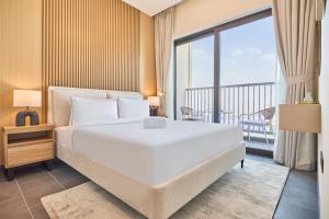 STAY BY LATINEM Luxury 1BR Holiday Home CB 1807 Near Downtown