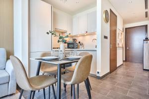 STAY BY LATINEM Luxury 1BR Holiday Home CB 1807 Near Downtown