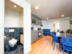 UrbanFlat 03 - 4 Bedroom Apartment in Center of Paris