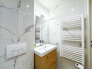 UrbanFlat 03 - 4 Bedroom Apartment in Center of Paris