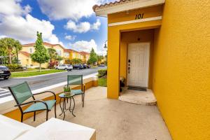 101 Perfect Family Townhouse with Private Pool Near Disney & Water Parks