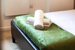 Stylish 2BED 2BATH Apartment- Sleeps 6, Free Parking, Neflix, Disney