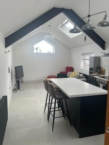 Modern Seaside Cottage - Sleeps 5