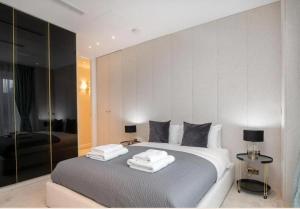 Luxurious Riverside Living