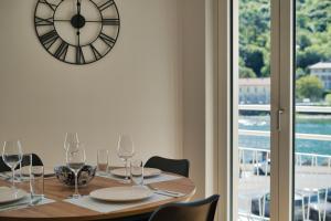 Wake of the lake - bright waterfront apartment