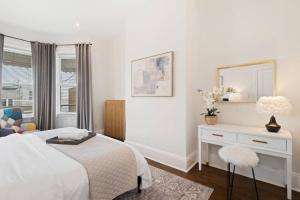 Cozy Jersey City Retreat with Mins to Manhattan plus WiFi and Workspace