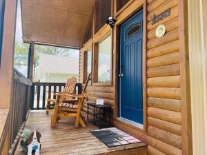 Rustic Chic Alabama Twin Cabins w Loft Fire Pit Pet Friendly Fenced Yard Lake Guntersville - ViP Retreat
