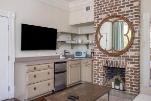 Mirabelle 1 - Suite in Heart of Historic District